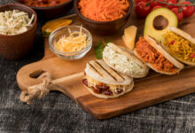 deliciosas-arepas-alto-angulo-sobre-tabla-madera