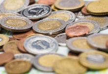 primer-plano-monedas-metalicas