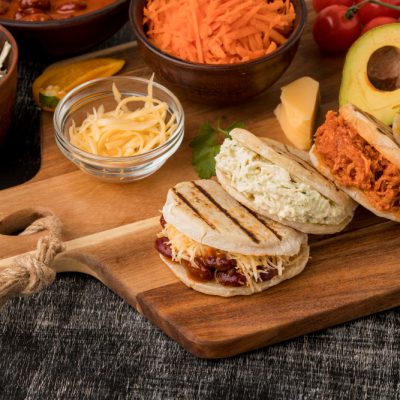 deliciosas-arepas-alto-angulo-sobre-tabla-madera