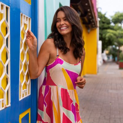 mujer-llevando-sundress